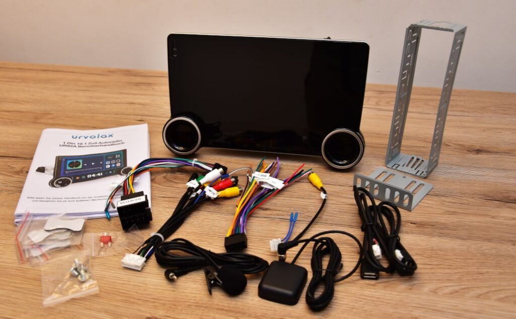 Radio Android URVOLAX z dołączonymi akcesoriami Zawartość zestawu: Radio Android URVOLAX, pojedyncze kable i adaptery