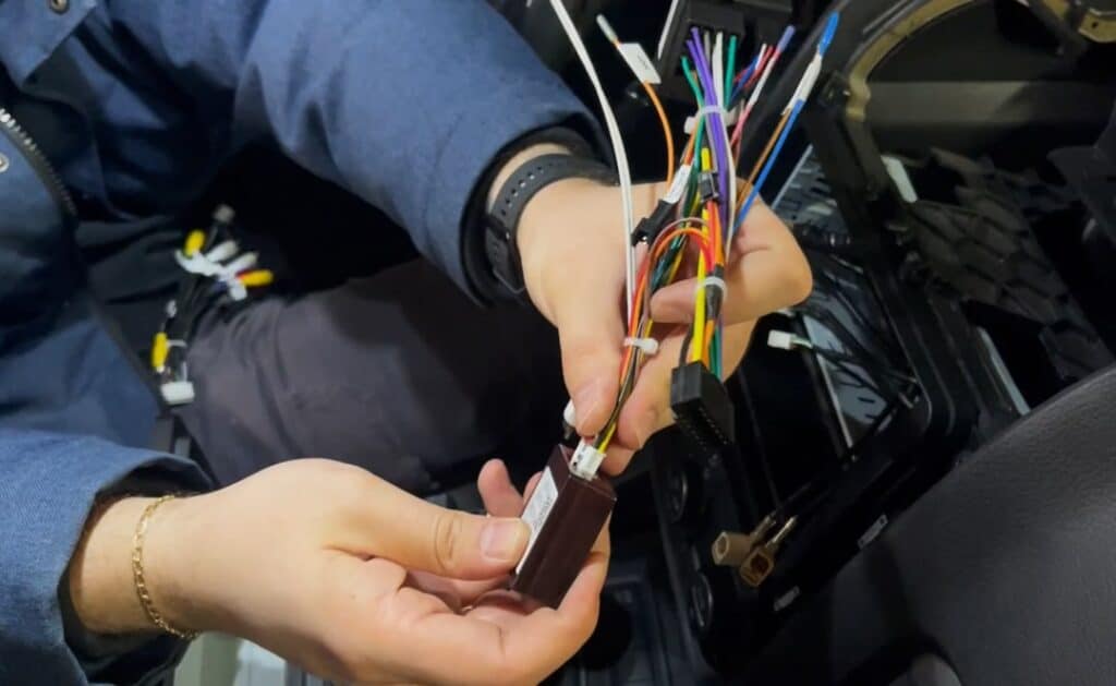 Okablowanie dekodera CAN-BUS i adaptera Quadlock Połącz adapter ISO 16PIN na Quadlock z dekoderem CAN-BUS.