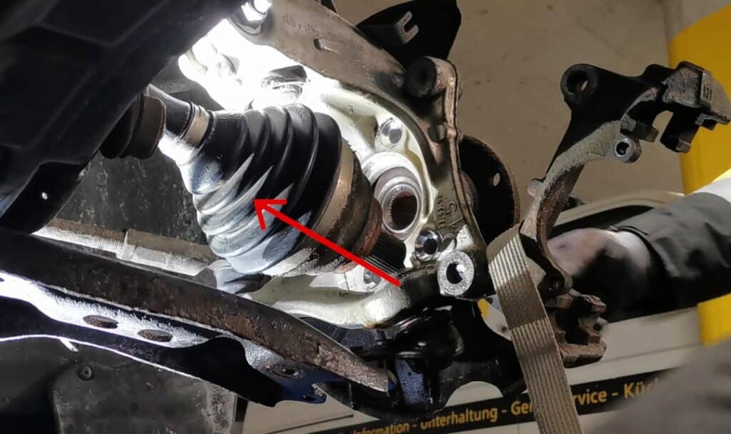 Wyciągnij półoś napędową Wyciągnij półoś z uzębienia zawieszenia koła