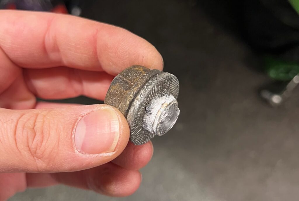 Wymiana łożyska koła samodzielnie: Złamana śruba wspornika hamulca Zaklinowana śruba wspornika hamulca uległa zerwaniu