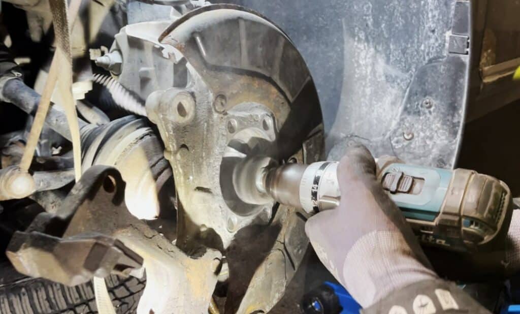 Wyczyść miejsce montażu łożyska koła za pomocą szczotki drucianej Wyczyść pozycję łożyska koła i piasty na samochodzie