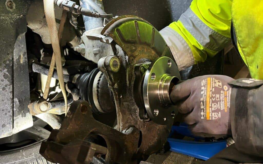 Wymiana łożyska_Akcja konwersji, Wymień uszkodzone łożysko koła wraz z piastą samodzielnie,