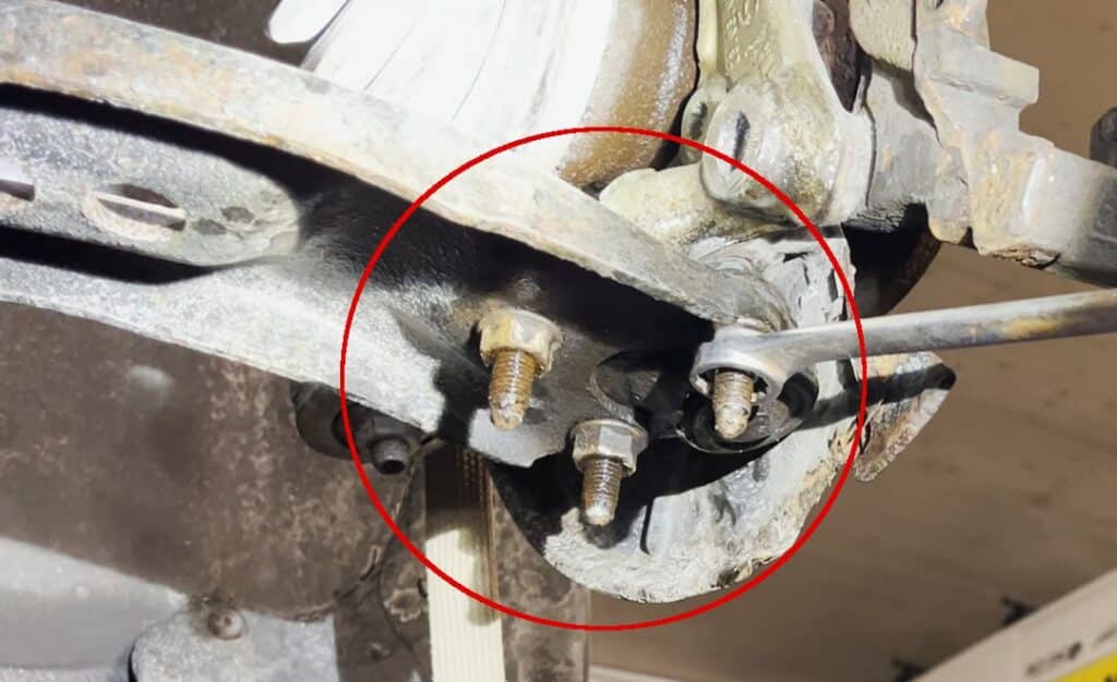 Poluzuj dolne ramię wahacza Zdemontuj wahacz