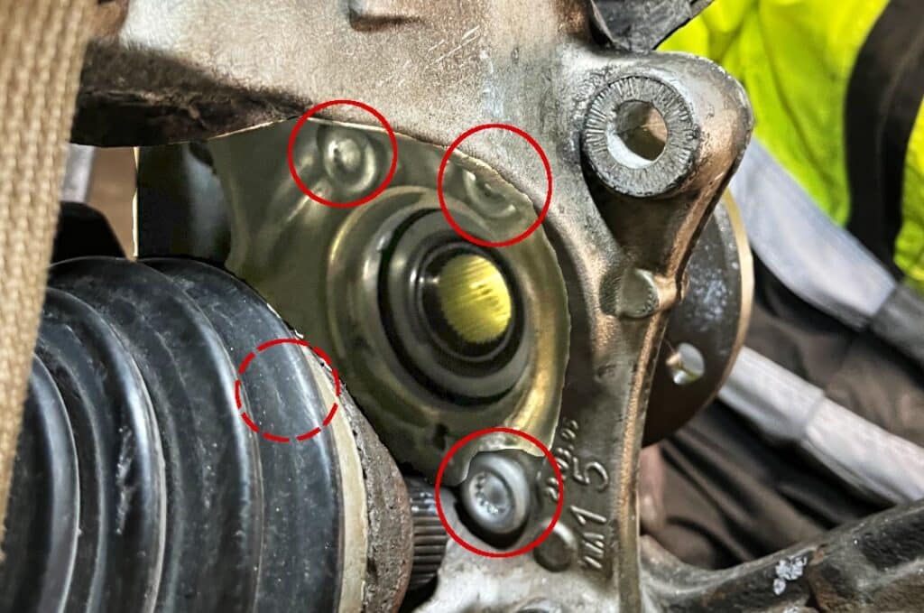 Poluzuj łożysko koła wraz ze śrubami piasty Wymiana łożyska koła samodzielnie: Poluzuj śruby