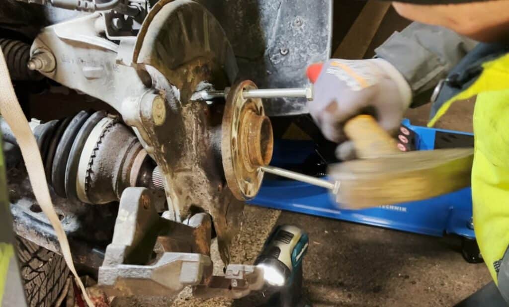 Usuń i wyciągnij łożysko koła wraz z piastą Wymiana łożyska koła samodzielnie: Technika wyciągania łożyska koła wraz z piastą