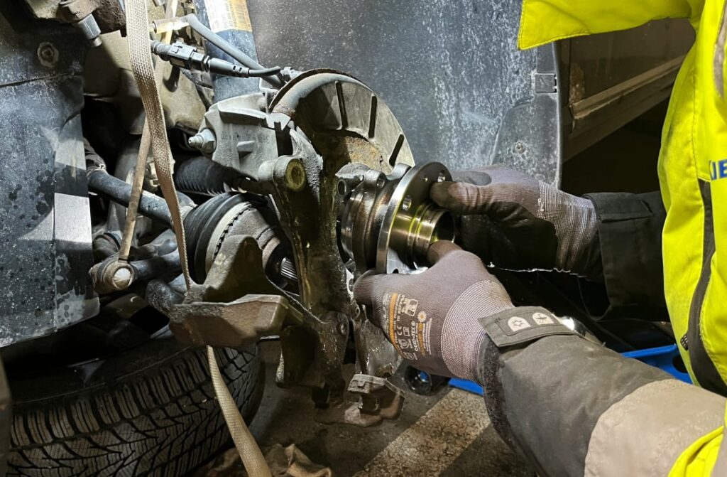 Łożysko koła z piastą zamontowane na osi Wymiana łożyska koła samodzielnie: Montaż nowego łożyska koła