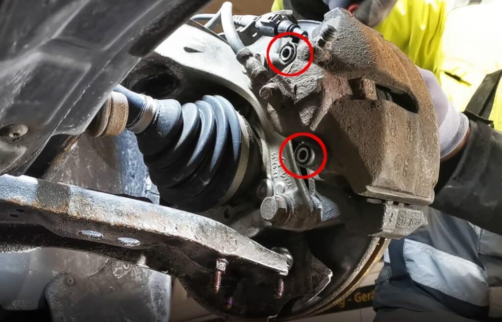 Poluzuj śruby zacisku hamulcowego Poluzuj śruby zacisku hamulcowego