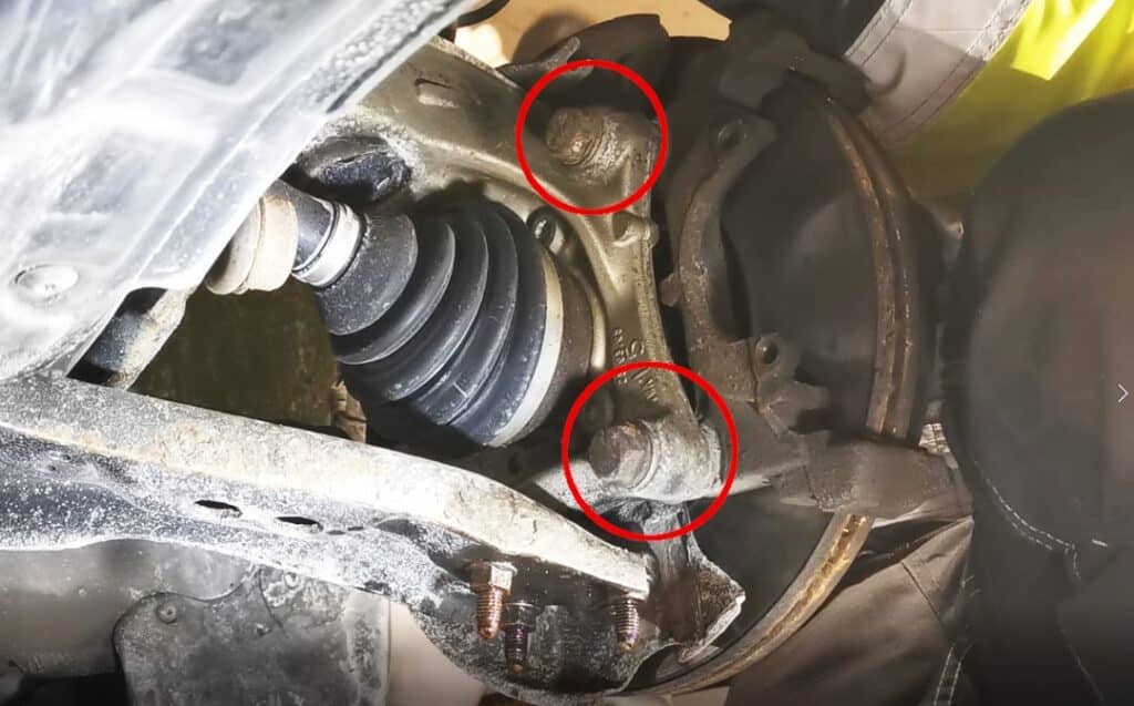 Poluzuj śruby wspornika hamulcowego Zdemontuj wspornik hamulca