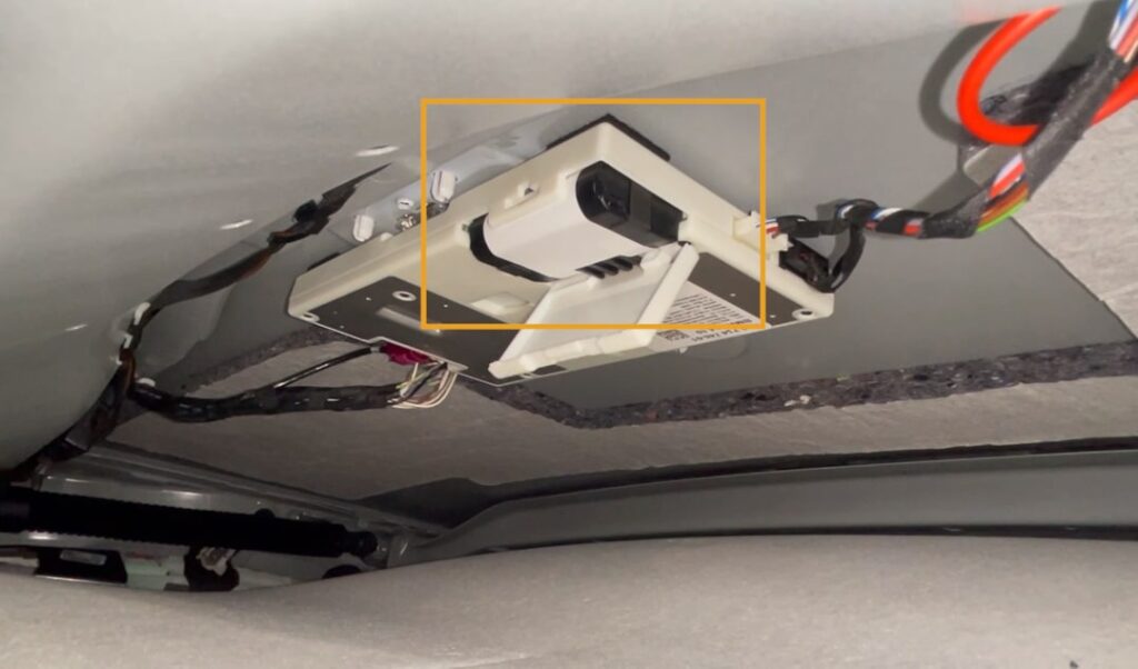 Compartimento de batería de la unidad de control SOS Reemplazar batería del sistema SOS BMW