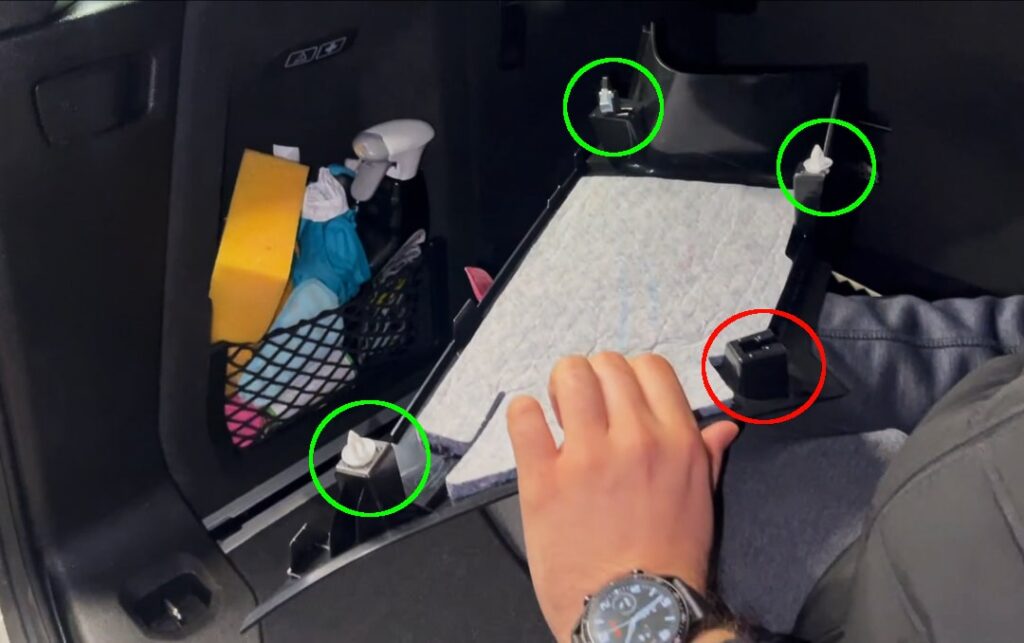 Clips del revestimiento del pilar D Si los clips blancos se han soltado, vuélvelos a insertar en el revestimiento del pilar D