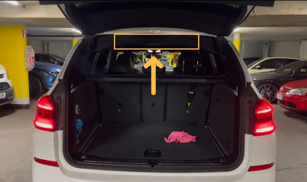 Posición batería de llamada de emergencia_Revestimiento del techo ¿Dónde se encuentra la unidad de control SOS? | Revestimiento del techo – Maletero