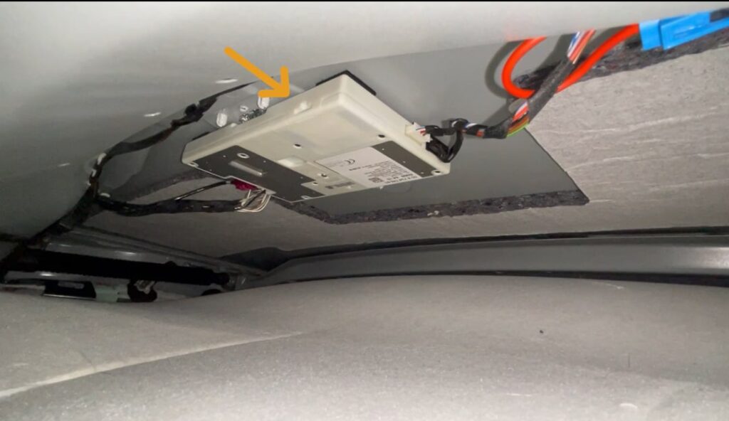 Unidad de control telemático bajo el techo interior La TCU es responsable del fallo del sistema SOS de BMW