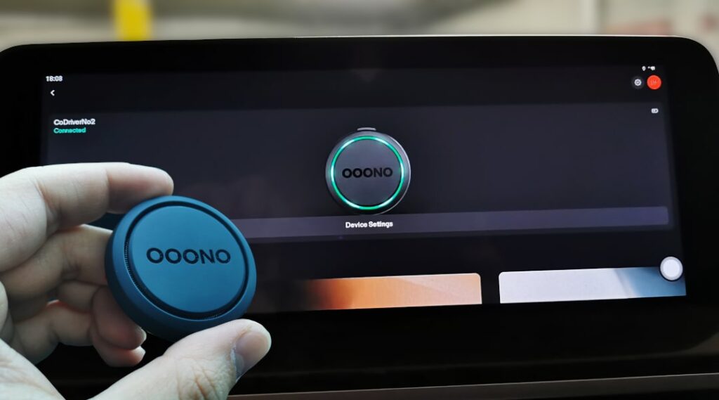 Kolaż OONO-CoDriver i aplikacja CARLUEX Integracja OOONO CODRIVER bez smartfona