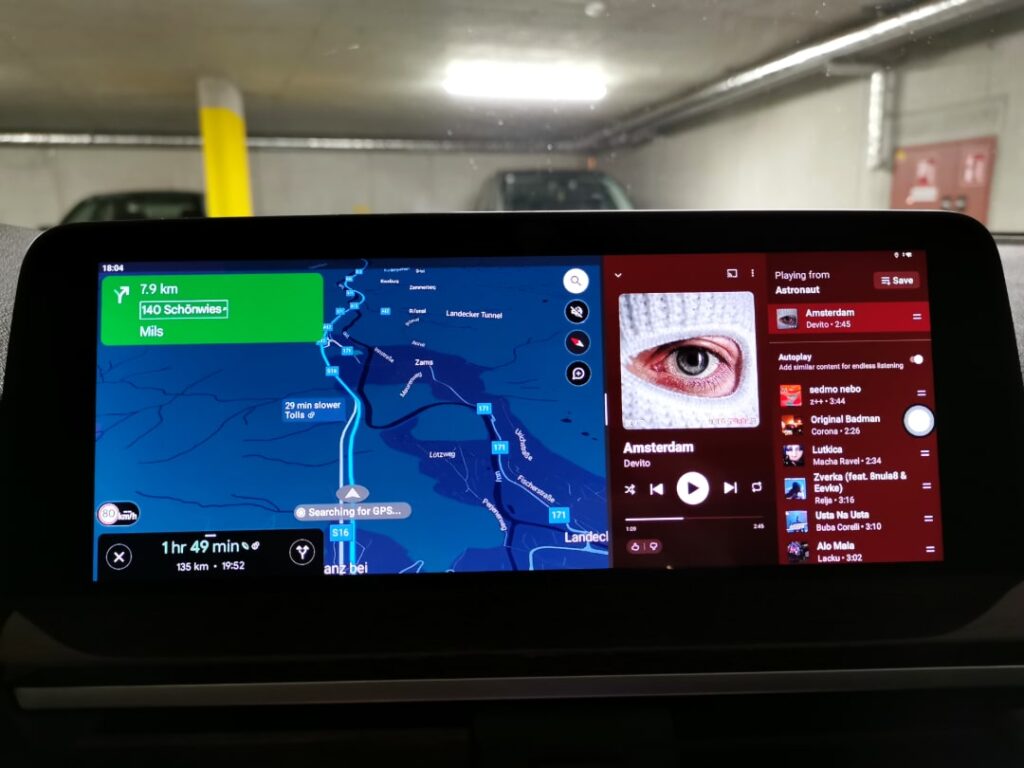 Podzielony ekran w CARLUEX Podzielony ekran: Google Maps po lewej, YouTube Music po prawej