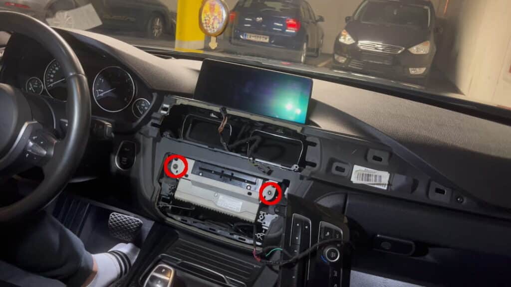 BMW 2 Schrauben HU lösen HU demontieren, 2 Schrauben der HU entfernen