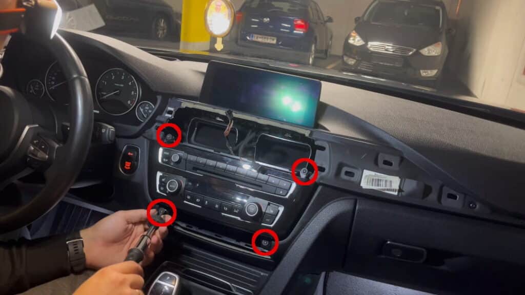 BMW 4 Schrauben Klimabedienteil lösen HU demontieren, Klimabedienteil demontieren