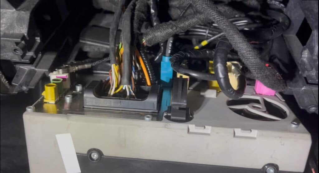 BMW Hinterseite HU BMW Wifi Antenne, HU demontieren, HU herausziehen und Hinterseite inspezieren