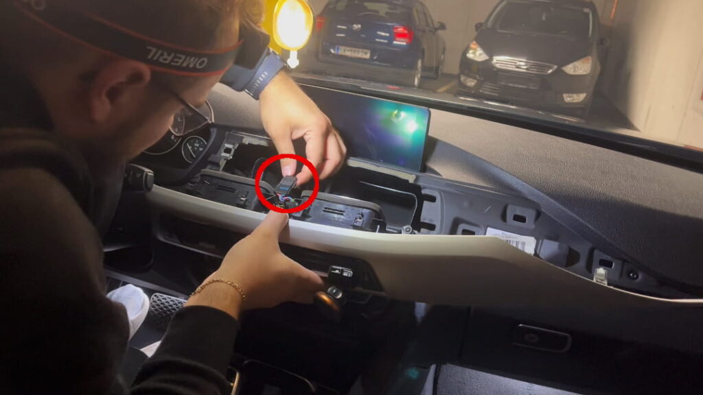 BMW Stecker Warnblinker ausstecken HU demontieren, Warnblinker abstecken