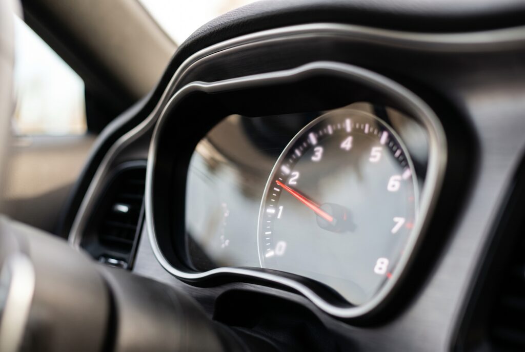 Die ersten 100 Kilometer – Bild 2 Breaking in a new car engine speed instrument cluster